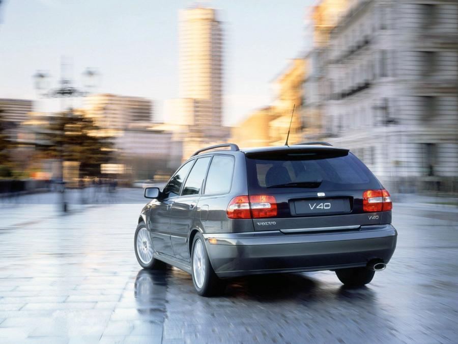  Volvo V40 2002 года  (фото 2 из 7)